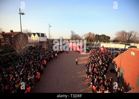 L'équipe du Liverpool FC bus arrive en avance de l'UEFA Champions League, quart de finale premier match de jambe à Anfield, Liverpool. Banque D'Images