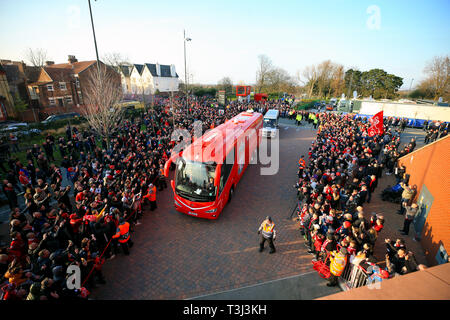 L'équipe du Liverpool FC bus arrive en avance de l'UEFA Champions League, quart de finale premier match de jambe à Anfield, Liverpool. Banque D'Images