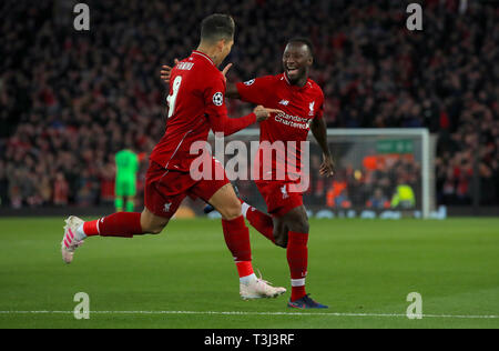 Naby Keita de Liverpool (à droite) célèbre marquant son but premier du côté du jeu de Liverpool avec Roberto Firmino lors de la Ligue des Champions, quart de finale, premier match de jambe à Anfield, Liverpool. Banque D'Images