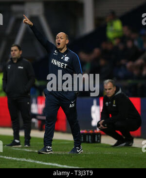 Gestionnaire de Preston North End Alex Neil (à gauche) et le manager de Leeds United Marcelo Bielsa au cours de la Sky Bet Championship match à Deepdale, Preston. Banque D'Images