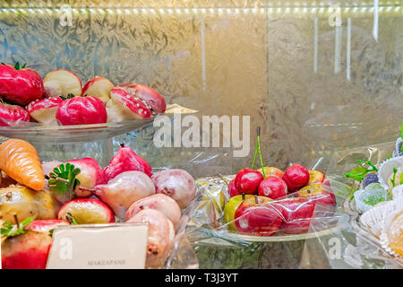 Avec pâte d'amande sous forme de fruits et de poisson. Sicilienne typique. Banque D'Images