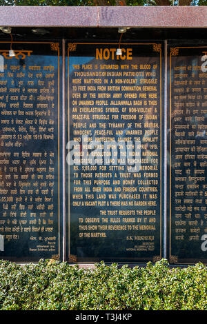 Avis de la 1919 Massacre de Jallianwala Bagh tir à l'entrée de mémorial de Jallianwala Bagh, un jardin commémoratif public, Amritsar, Punjab, India Banque D'Images