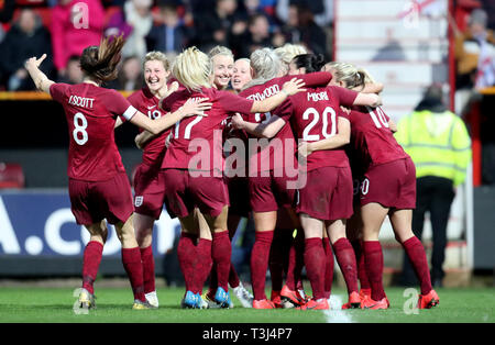 Ellen White l'Angleterre célèbre avec ses coéquipiers après elle marque de mettre son côté 2-0 jusqu'au cours de la match amical à l'arrivée de l'énergie, la masse du comté de Swindon. Banque D'Images