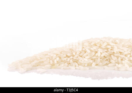 Lot de grains de riz Jasmin blanc isolé sur fond blanc Banque D'Images