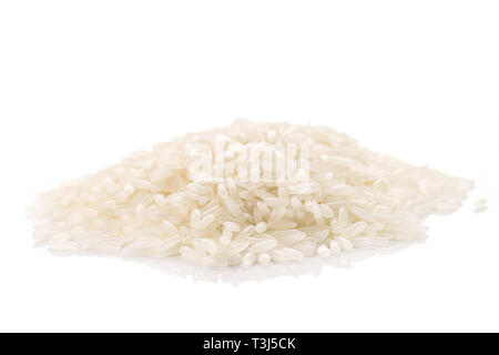 Lot de grains de riz Jasmin blanc pile isolé sur fond blanc Banque D'Images