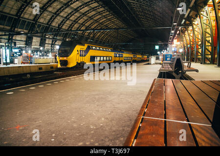 Train à la gare. Transport interurbain de voyageurs Banque D'Images