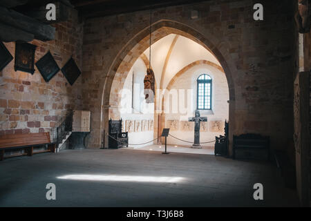 Intérieur de l'église catholique avec l'enceinte médiévale et arch conçu la construction. Sainte Croix et de l'architecture gothique Banque D'Images