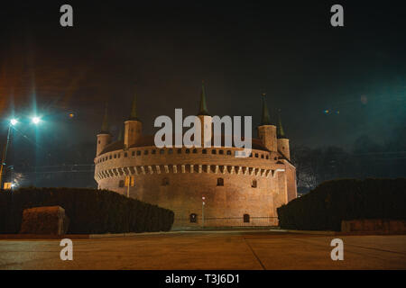 Barbacane de Cracovie. Historique ancienne forteresse en Pologne. Porte de la ville, nuit tombée shot Banque D'Images