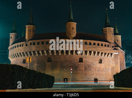 Barbacane de Cracovie. Historique ancienne forteresse en Pologne. Porte de la ville, nuit crépuscule tourné avec de longs antécédents de voitures révélés Banque D'Images