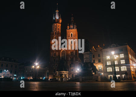 La basilique Sainte-Marie, Cracovie. Monument Polonais célèbres et importants et une partie de l'histoire nationale à l'arrière-plan de nuit Banque D'Images