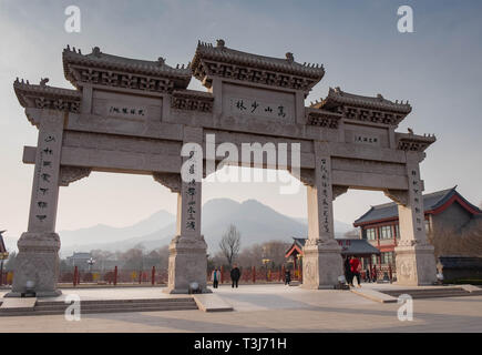 Dengfeng, Henan/Chine- le 20 janvier 2019 : La porte principale du temple Shaolin. En face de la Shaolin . Shaolin Temple situé à la montagne Songshan. Banque D'Images
