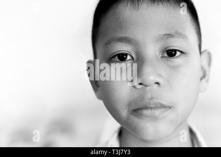 Portrait of asian boy pleurer de larme sur son visage en noir et blanc. Banque D'Images