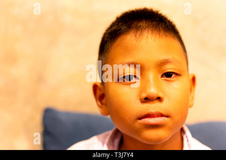 Portrait of asian boy pleurer de larme sur son visage. Banque D'Images