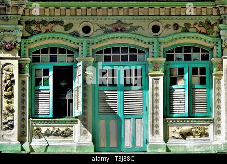 Vue de face d'un extérieur coloré détroits traditionnel ou chinois boutique Peranakan chambre avec volets en bois vert antique à Geylang Singapore Banque D'Images