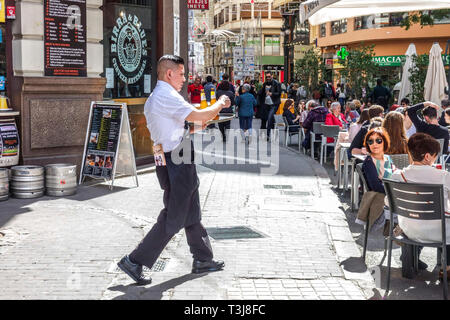 Les gens à l'extérieur tapas Bar birra & Blues, vue sur la rue avec le serveur servant des boissons Valencia café Valencia Espagne Europe Banque D'Images