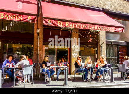 Valencia Espagne, les gens de manger à l'extérieur Bar à Tapas El Racó de trottoir, Carabasses Street view dans la vieille ville de Valence Banque D'Images