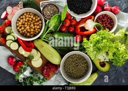 Ingrédients pour cuisiner des plats végétariens. Les légumes et céréales vue supérieure Banque D'Images