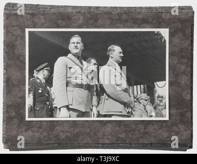 Rudolf Heß, un grand fichier de photo et de trois albums mémoire photo HJ Photo fichier avec 45 photos (13,4 x 20,8 cm) d'un grand camp de tentes de HJ, ca. 1935/36, la visite d'Adolf Hitler, Baldur von Schirach, Rudolf Heß, Joseph Goebbels et les délégués étrangers. Album photo no. 1 commémorant la visite du château à proximité de Stahleck Bacharach sur le Rhin le 12 avril 1937, 26 images, le dévouement, et la signature de l'état directeur de la HJ fédération. Album photo no. Avec 2 photos de Heß' visite de l'Association Auberge de Jeunesse du Rhin à Düsseldorf, 23 photos, le dévouement et la signature de l'ha, Editorial-Use-seulement Banque D'Images