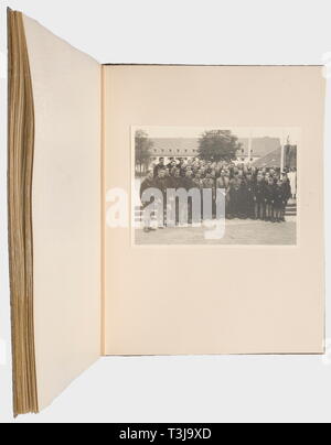 Rudolf Heß, un grand fichier de photo et de trois albums mémoire photo HJ Photo fichier avec 45 photos (13,4 x 20,8 cm) d'un grand camp de tentes de HJ, ca. 1935/36, la visite d'Adolf Hitler, Baldur von Schirach, Rudolf Heß, Joseph Goebbels et les délégués étrangers. Album photo no. 1 commémorant la visite du château à proximité de Stahleck Bacharach sur le Rhin le 12 avril 1937, 26 images, le dévouement, et la signature de l'état directeur de la HJ fédération. Album photo no. Avec 2 photos de Heß' visite de l'Association Auberge de Jeunesse du Rhin à Düsseldorf, 23 photos, le dévouement et la signature de l'ha, Editorial-Use-seulement Banque D'Images