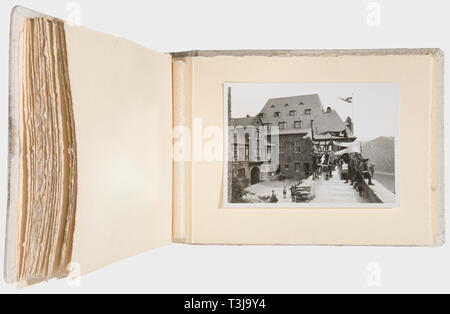 Rudolf Heß, un grand fichier de photo et de trois albums mémoire photo HJ Photo fichier avec 45 photos (13,4 x 20,8 cm) d'un grand camp de tentes de HJ, ca. 1935/36, la visite d'Adolf Hitler, Baldur von Schirach, Rudolf Heß, Joseph Goebbels et les délégués étrangers. Album photo no. 1 commémorant la visite du château à proximité de Stahleck Bacharach sur le Rhin le 12 avril 1937, 26 images, le dévouement, et la signature de l'état directeur de la HJ fédération. Album photo no. Avec 2 photos de Heß' visite de l'Association Auberge de Jeunesse du Rhin à Düsseldorf, 23 photos, le dévouement et la signature de l'ha, Editorial-Use-seulement Banque D'Images