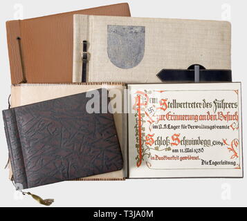 Rudolf Heß, quatre albums photo Trier, Stuttgart, Wurtemberg, Schwindegg album Mémoire de Heß' voyage à Trèves et Saarburg le 19 mars 1936, bien conservé 25 grandes photos, album de mémoire de son voyage à Stuttgart durant la campagne 1936, 38 photos de différentes tailles sur sa réception à l'aéroport, son passage de la garde d'honneur, un tour en voiture à travers la ville de Stuttgart, rassemblement à la mairie. Album photos commémorant sa rencontre avec les dirigeants politiques du Wurtemberg Gau/Hohenzollern à Fürth le camp de tentes à l'occasion du congrès du parti du Reich, 1934 50 , Editorial-Use-seulement Banque D'Images