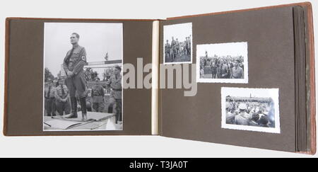 Rudolf Heß, quatre albums photo Trier, Stuttgart, Wurtemberg, Schwindegg album Mémoire de Heß' voyage à Trèves et Saarburg le 19 mars 1936, bien conservé 25 grandes photos, album de mémoire de son voyage à Stuttgart durant la campagne 1936, 38 photos de différentes tailles sur sa réception à l'aéroport, son passage de la garde d'honneur, un tour en voiture à travers la ville de Stuttgart, rassemblement à la mairie. Album photos commémorant sa rencontre avec les dirigeants politiques du Wurtemberg Gau/Hohenzollern à Fürth le camp de tentes à l'occasion du congrès du parti du Reich, 1934 50 , Editorial-Use-seulement Banque D'Images