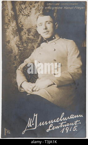 Premier Lieutenant Max Immelmann (1890 - 1916), un portrait signé Emil Carte postale Carte postale Richter, titré 'Lieutenant Immelmann le pilote de chasse réussie', la photo avec un exposé sur l'arrière, signature à l'encre signé 'M. 31/12/1915 Le Lieutenant Immelmann'. Nice, début de manuscrit. Immelmann est déjà le port de la Croix de Fer de 1re classe, qu'il a gagné pour sa première victoire aérienne en août 1915. Jusqu'en décembre 1915, il avait déjà réalisé un remarquable sept victoires aériennes. personnes, 1910, 20e siècle, les pays fournisseurs de troupes, les forces armées, militaires, Additional-Rights Clearance-Info,--Not-Available Banque D'Images