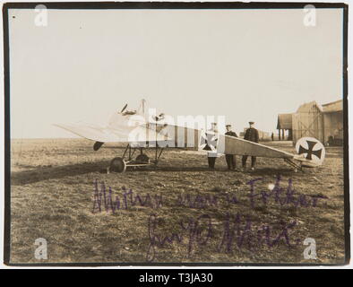 Premier Lieutenant Max Immelmann (1890 - 1916), une photo signée de son Fokker E IV 127/15, le Fokker avec sa double MG sur une case en face d'un hangar avec Immelmann dans le cockpit (8,8 x 11,4 cm). Sur le bord inférieur en violet crayon indélébile "mon nouveau Fokker - salutations, Max'. Au dos au crayon 'Immelmann dans son (2e), Fokker 160 h.p., dans lequel il avait son accident mortel le 18 juin.' Le Fokker F IV a été élaboré en 1915, mais n'est entrée en usage à l'avant en avril 1916, le retard est dû à une défaillance de la MG de la synchronisation. Cependant Immelmann, Additional-Rights Clearance-Info-di-Not-Available Banque D'Images