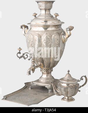 Une amende en argent perse samovar, au milieu du 20ème siècle un trois pièces ensemble composé d'un bac, Bac à eau et une théière. Les surfaces sont richement ciselé et gravé de dessins géométriques en forme d'arabesque, cartouches, et les animaux au milieu des vignes en fleurs. Chacune est estampillé en arabe avec une marque 84. Magnifique ensemble. Un peu ternie par endroits. Hauteur totale 64 cm. Poids total 5,62 kg., historique, historique Empire perse, objet, objets, alambics, clipping, coupures, cut out, cut-out, cut-outs, navire, Additional-Rights Clearance-Info, navires--Not-Available Banque D'Images