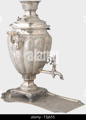 Une amende en argent perse samovar, au milieu du 20ème siècle un trois pièces ensemble composé d'un bac, Bac à eau et une théière. Les surfaces sont richement ciselé et gravé de dessins géométriques en forme d'arabesque, cartouches, et les animaux au milieu des vignes en fleurs. Chacune est estampillé en arabe avec une marque 84. Magnifique ensemble. Un peu ternie par endroits. Hauteur totale 64 cm. Poids total 5,62 kg., historique, historique Empire perse, objet, objets, alambics, clipping, coupures, cut out, cut-out, cut-outs, navire, Additional-Rights Clearance-Info, navires--Not-Available Banque D'Images