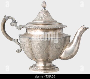 Une amende en argent perse samovar, au milieu du 20ème siècle un trois pièces ensemble composé d'un bac, Bac à eau et une théière. Les surfaces sont richement ciselé et gravé de dessins géométriques en forme d'arabesque, cartouches, et les animaux au milieu des vignes en fleurs. Chacune est estampillé en arabe avec une marque 84. Magnifique ensemble. Un peu ternie par endroits. Hauteur totale 64 cm. Poids total 5,62 kg., historique, historique Empire perse, objet, objets, alambics, clipping, coupures, cut out, cut-out, cut-outs, navire, Additional-Rights Clearance-Info, navires--Not-Available Banque D'Images