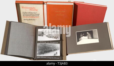 Rudolf Heß, trois albums photos, un livre d'images Hambourg Une présentation photo livre 'Adolf Hitler und Hamburg', Verlag, Hamburg 1939 Broschek 136 pages. Reliure en cuir estampé d'or dans un cas avec une dédicace à Heß sur son 45ème anniversaire 26 avril 1939. Une présentation photo album 'Dem Stellvertreter des Führers - Parteigenosse Rudolf Hess - Zur Erinnerung an die Treuekundgebung der deutschen Seefahrer à Bremerhaven 18. Novembre 1934 - die Abteilung der Seefahrt Auslandsorganization der NSDAP Hamburg' (à l'ordre du Führer - Adjoint Membre du Parti Rudolf Hess - Dans Mem, Editorial-Use-seulement Banque D'Images