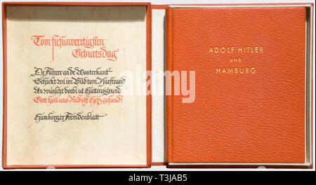 Rudolf Heß, trois albums photos, un livre d'images Hambourg Une présentation photo livre 'Adolf Hitler und Hamburg', Verlag, Hamburg 1939 Broschek 136 pages. Reliure en cuir estampé d'or dans un cas avec une dédicace à Heß sur son 45ème anniversaire 26 avril 1939. Une présentation photo album 'Dem Stellvertreter des Führers - Parteigenosse Rudolf Hess - Zur Erinnerung an die Treuekundgebung der deutschen Seefahrer à Bremerhaven 18. Novembre 1934 - die Abteilung der Seefahrt Auslandsorganization der NSDAP Hamburg' (à l'ordre du Führer - Adjoint Membre du Parti Rudolf Hess - Dans Mem, Editorial-Use-seulement Banque D'Images