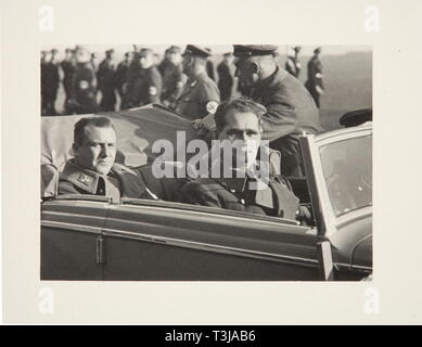 Rudolf Heß, trois albums photos, un livre d'images Hambourg Une présentation photo livre 'Adolf Hitler und Hamburg', Verlag, Hamburg 1939 Broschek 136 pages. Reliure en cuir estampé d'or dans un cas avec une dédicace à Heß sur son 45ème anniversaire 26 avril 1939. Une présentation photo album 'Dem Stellvertreter des Führers - Parteigenosse Rudolf Hess - Zur Erinnerung an die Treuekundgebung der deutschen Seefahrer à Bremerhaven 18. Novembre 1934 - die Abteilung der Seefahrt Auslandsorganization der NSDAP Hamburg' (à l'ordre du Führer - Adjoint Membre du Parti Rudolf Hess - Dans Mem, Editorial-Use-seulement Banque D'Images