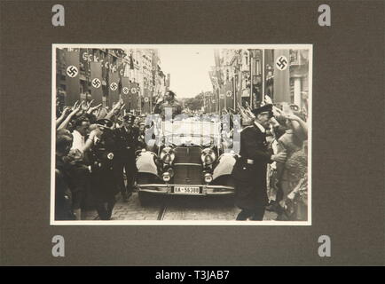 Rudolf Heß, trois albums photos, un livre d'images Hambourg Une présentation photo livre 'Adolf Hitler und Hamburg', Verlag, Hamburg 1939 Broschek 136 pages. Reliure en cuir estampé d'or dans un cas avec une dédicace à Heß sur son 45ème anniversaire 26 avril 1939. Une présentation photo album 'Dem Stellvertreter des Führers - Parteigenosse Rudolf Hess - Zur Erinnerung an die Treuekundgebung der deutschen Seefahrer à Bremerhaven 18. Novembre 1934 - die Abteilung der Seefahrt Auslandsorganization der NSDAP Hamburg' (à l'ordre du Führer - Adjoint Membre du Parti Rudolf Hess - Dans Mem, Editorial-Use-seulement Banque D'Images