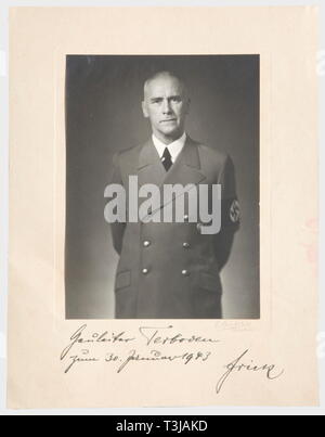 Gauleiter Josef Terboven (1898 - 1945) - autographes et photographies., Adolf Hitler - encre dédicace sur un fragment de carton, 'nur wer eine Notwendigkeit glaubt un findet den Weg zu ihrer Lösung - Essen den 4/Dez. 1926' (seulement celui qui croit à une nécessité trouveront un moyen de sa solution - 4 décembre 1926 Essen - Adolf Hitler). Dimensions ca. 65 x 162 mm. Wilhelm Frick - présentation d'une photographie avec un dévouement d'encre sur le 'passpartout Gauleiter Terboven zum 30. 08 janvier 1943 - Frick'. Ca. 25 x 33 cm. Album privé en commémoration de Rudolf Heß' voyage à Rome ( personnes, années 1930, Editorial-Use-seulement Banque D'Images