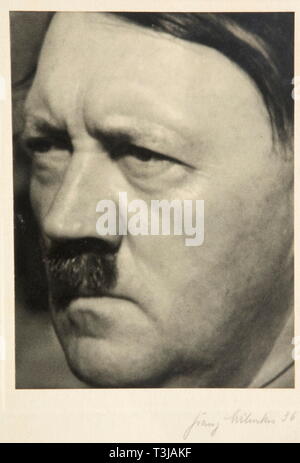 Gauleiter Josef Terboven (1898 - 1945) - autographes et photographies., Adolf Hitler - encre dédicace sur un fragment de carton, 'nur wer eine Notwendigkeit glaubt un findet den Weg zu ihrer Lösung - Essen den 4/Dez. 1926' (seulement celui qui croit à une nécessité trouveront un moyen de sa solution - 4 décembre 1926 Essen - Adolf Hitler). Dimensions ca. 65 x 162 mm. Wilhelm Frick - présentation d'une photographie avec un dévouement d'encre sur le 'passpartout Gauleiter Terboven zum 30. 08 janvier 1943 - Frick'. Ca. 25 x 33 cm. Album privé en commémoration de Rudolf Heß' voyage à Rome ( personnes, années 1930, Editorial-Use-seulement Banque D'Images