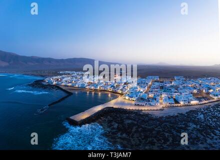Caleta de Famara au crépuscule, drone abattu, Lanzarote, îles Canaries, Espagne Banque D'Images
