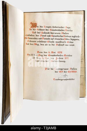 Adolf Hitler, Adolf Hitler dans le cadre de sa visite officielle en Italie, 1938 présentation magnifique volume avec les signatures de tous les membres de groupes locaux (334), Rome (184), Turin (82), Gênes (65), Merano (61), Naples (88), Venise (42), Marseille (28), Florence (40), etc. tous ensemble 1169 signatures sur parchemin. Un dévouement calligraphique sur la page de garde de la région de chefs de groupe, des envoyés diplomatiques en Italie, et le SS-Brigadeführer Erwin Ettel avec une signature 'Ettel' dans sa propre main. Reliure en cuir bleu foncé gravé dans l'or. Dans un cuir rouge bordée de velours (cas présentation Editorial-Use somew, seule Banque D'Images