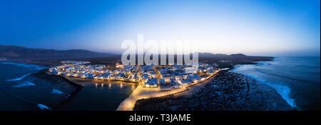 Caleta de Famara au crépuscule, drone abattu, Lanzarote, îles Canaries, Espagne Banque D'Images