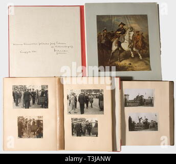 Gauleiter Josef Terboven (1898 - 1945) - deux albums photo de la Bad Aachen d'équitation et des concours de saut, 1937 et 1938., en tout ca. 160 photos en format carte postale. Cavaliers en costume historique, Canada Army Band, équipes de chariot, les cavaliers en tenue civile et dans divers uniformes, portant la couronne, etc. La réception de soirée de clôture au Reichs située sur la ville de Aix-la-Chapelle, avec de nombreux gros plans des invités : SS, SA, et Partie, ainsi que des officiers militaires étrangers et nationaux. Un Kunstmappe 'Düsseldorfer également 1940' (1940) Dossier d'art de Düsseldorf avec un Editorial-Use dedicat, seule Banque D'Images