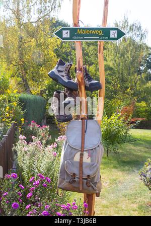 Sentier de randonnée Malerweg signe avec des bottes de randonnée et un sac à dos près de Lohmen Daube, la Suisse Saxonne, Saxe, Allemagne Banque D'Images