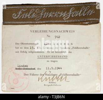 Un brassard titre pour les officiers subalternes de la SA "Standarte Feldherrnhalle', avec un certificat de titre brassard avec silver-tissé en Sütterlin désignation nom script (soi-disant "flatwire') et les frontières de l'argent-gris soie artificielle. Longueur environ 41 cm. Inclus est le certificat de mérite, n° 762 du 11 septembre 1944 avec la signature d'encre d'origine de Brigadeführer. Kübler, historique, historique Années 1930, 20e siècle, bataillon de tempête, les gardes impériaux armés en uniforme, branche de la NSDAP, organisation, organisation, organisations internationales, organisations, NS, le National-socialisme, le Nazisme, troisième R, Editorial-Use-seulement Banque D'Images