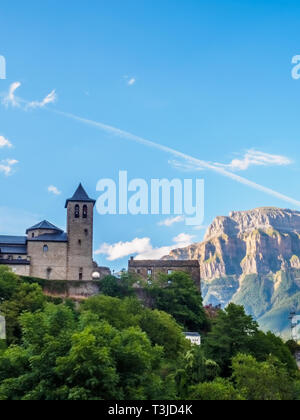 Torla Ordesa, église avec les montagnes au fond, Pyrinees Espagne verticale. Banque D'Images