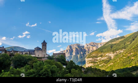 Torla Ordesa, église avec les montagnes au fond, Pyrinees Espagne Banque D'Images