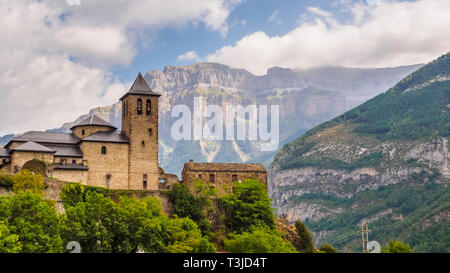 Torla Ordesa, église avec les montagnes au fond, Pyrinees Espagne Banque D'Images