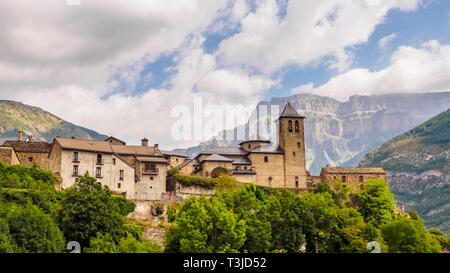 Torla Ordesa, église avec les montagnes au fond, Pyrinees Espagne Banque D'Images