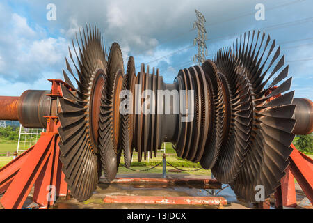 Les aubes de turbine grande chaudière à vapeur utilisé dans la centrale à charbon Banque D'Images