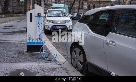 Voitures électriques modernes de chargement sur la rue gare de Budapest Banque D'Images