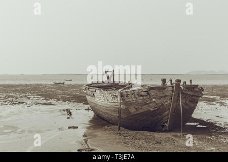 Vieille épave de bateau en bois séché sur mer .marée naufrage vintage la nuance de couleur. Banque D'Images